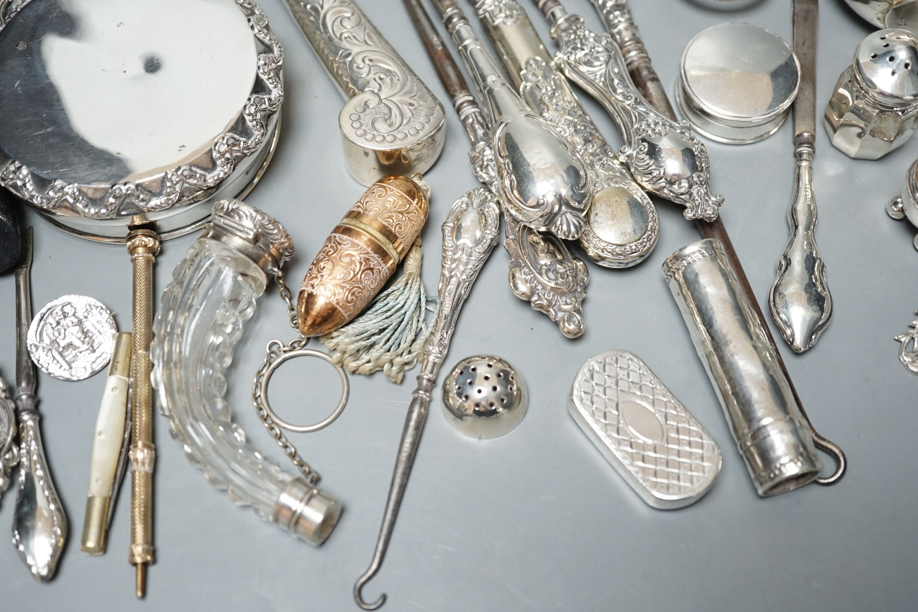 A mixed group of mainly small silver to include two magnifying glasses, a hip flask, silver-handled shoe horns, Georgian snuff box, scent flask etc, some a.f.
